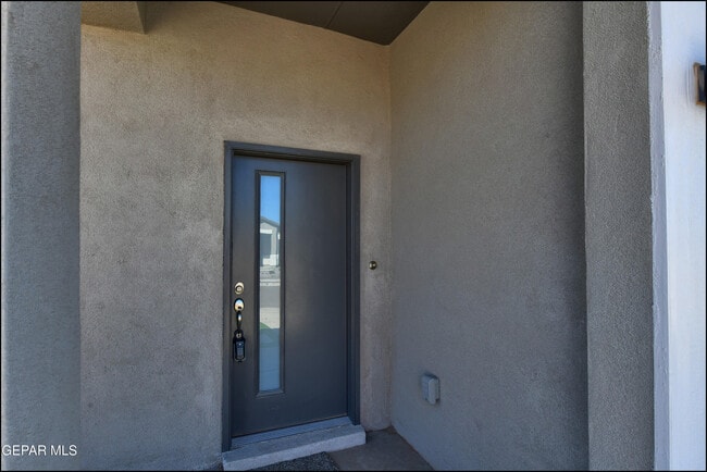 Photo - 552 Logwood Ave