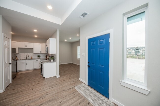 Building Photo - 10317 Lake Rd Unit 13B