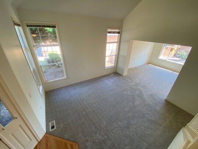 Photo - Spacious 4 bedroom 2.5 traditional house