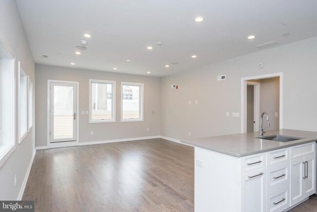Building Photo - 1128 S 13th St Unit 2R