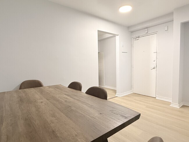 Photo - 1989 Wyandotte St W Unit 704