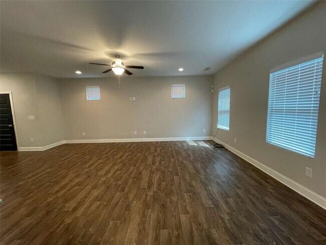 Photo - 301 Omnia Ridge Way