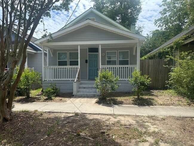 Photo - 718 Queen St