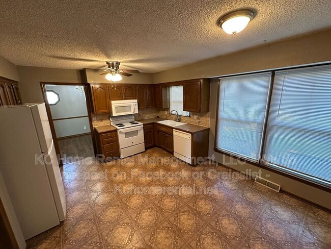 Photo - 11012 W 72nd St