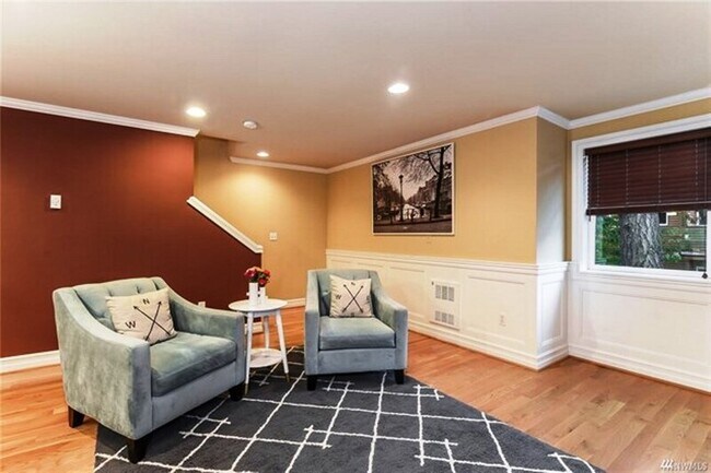 Photo - 725 N 95th St