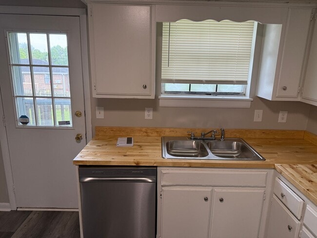 Photo - 2 Bedroom/ 1 Bathroom Duplex in Hermitage