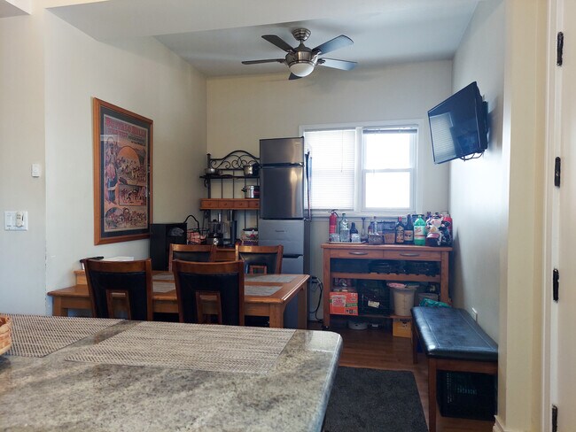 Photo - 1832 W Addison St Unit 2