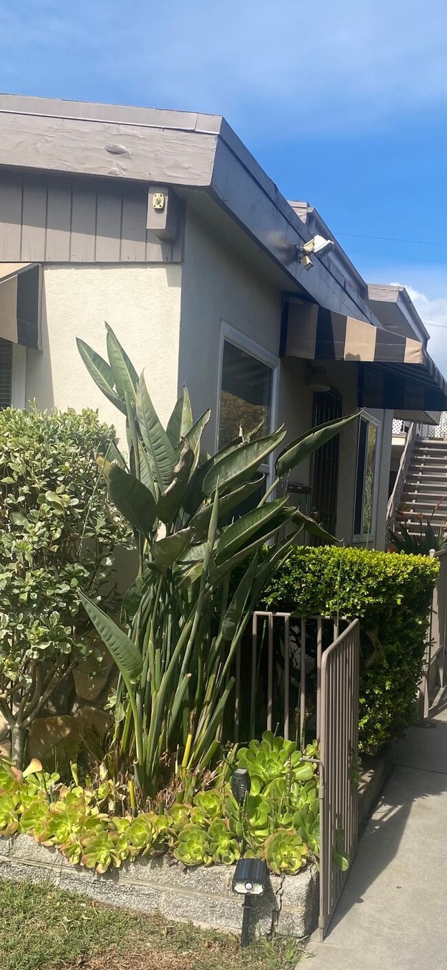 Building Photo - 1121 University Blvd W