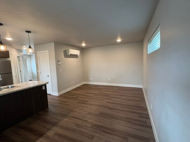 2425 Dixon Ave Unit 102