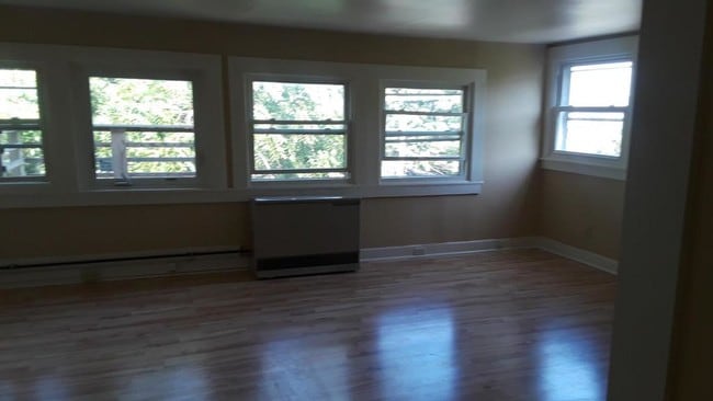 Building Photo - 42 Bank St