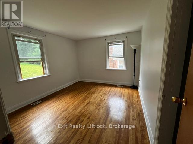 Photo - 303 Caddy St