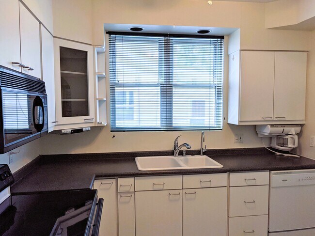 Photo - 1555 Pelissier St