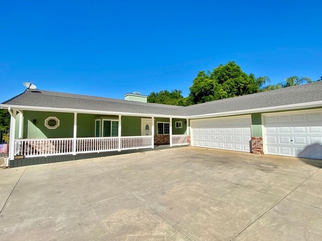 Building Photo - Charming, remodeled, country style home in private Simi Valley location.
