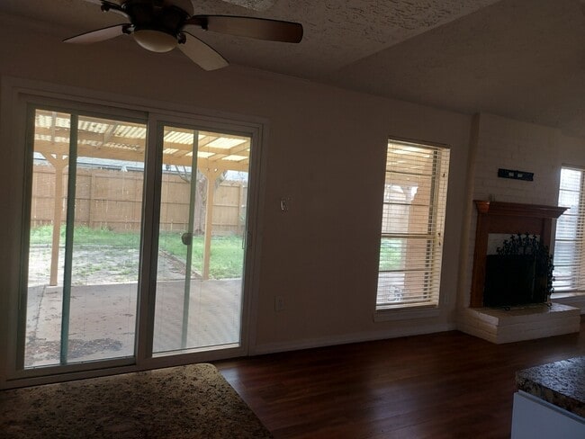 Photo - 1924 Myrna Ln