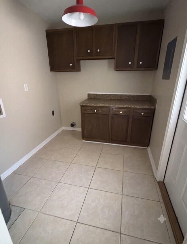 Photo - 208 Oak St SE