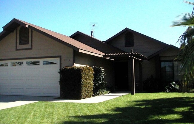 3 BEDROOM SINGLE STORY - 3 BEDROOM SINGLE STORY