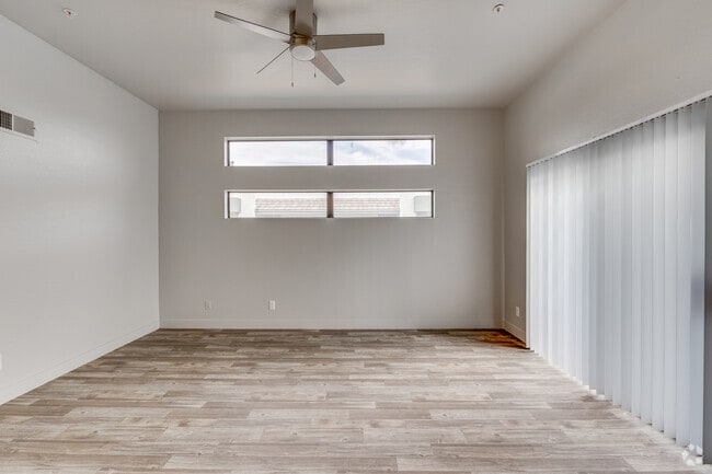 2BR, 2BA - 1009SF - Living Room