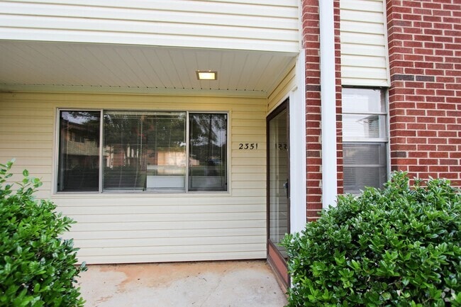 Building Photo - 2 bedroom, 2.5 bath townhouse-style condo ...