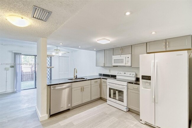 Photo - 5209 SW 40th Ave Unidad TOWNHOUSE
