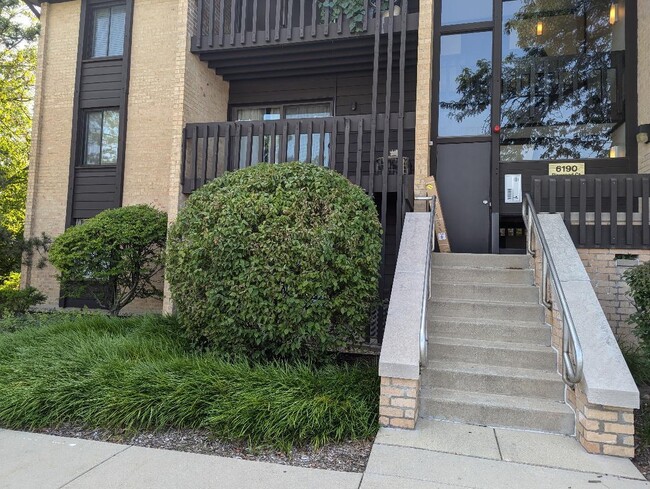 Building Photo - 6190 Pinewood Ct Unit 101