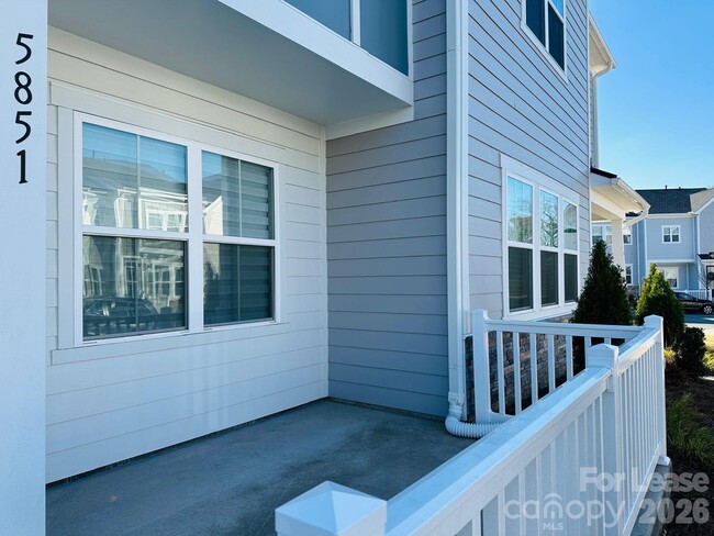 Photo - 5851 Strathmore Ct