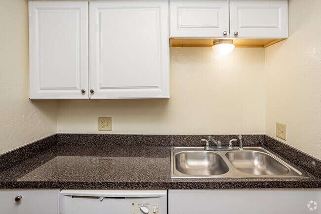 1BR, 1BA - 750SF