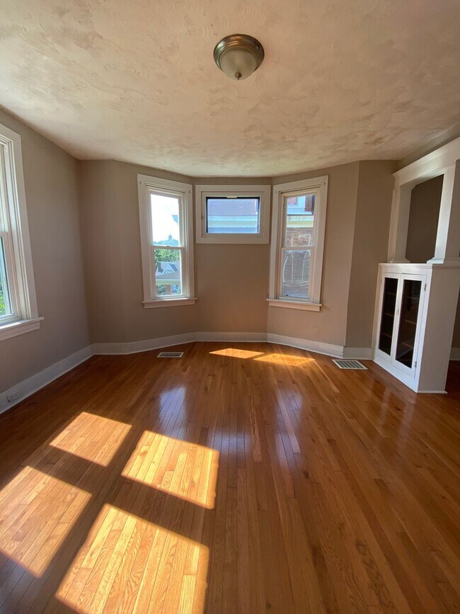 Photo - 111 Harwood St