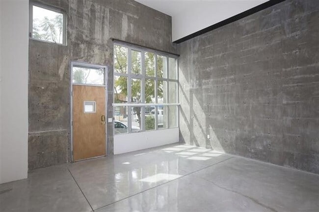 Building Photo - 5-Story UNIQUE Industrial Townhome - 3BD/4BA - w/ Open Floor Plan, Lots of Natural Light! - Secur...