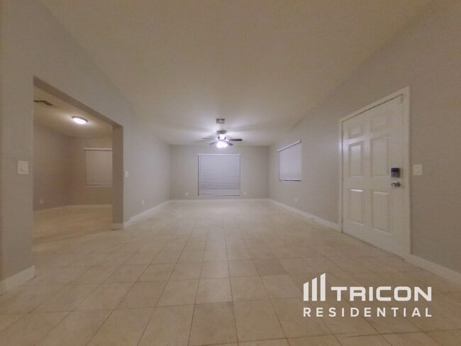 Photo - 810 S Greenleaf Ln