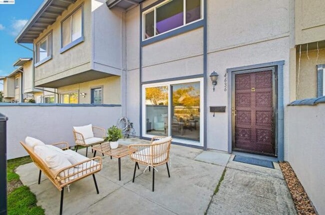 Photo - $3,150 / 2 BR - Updated Townhome in Prime Union City!