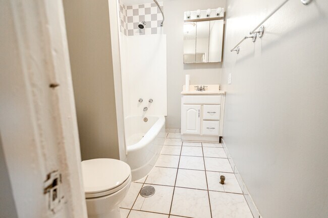 Building Photo - 3434 N Halsted St Unit 2 Rental