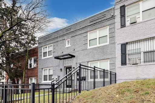 Building Photo - 924 19th St NE Unit 3