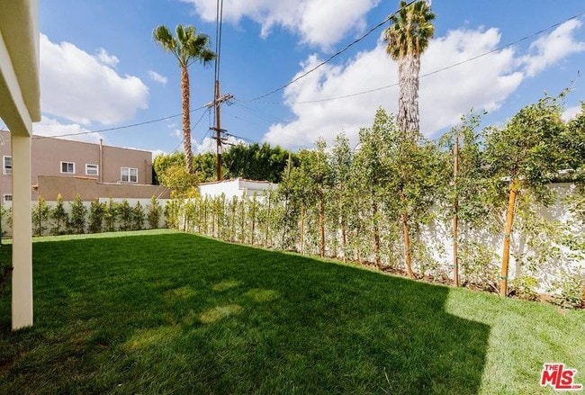 Huge private backyard - 5257 S San Vicente Blvd