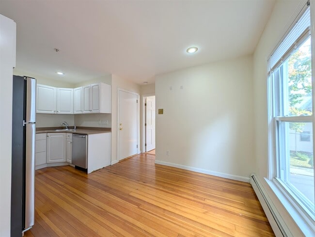 Building Photo - 5 Locke St Unit 2