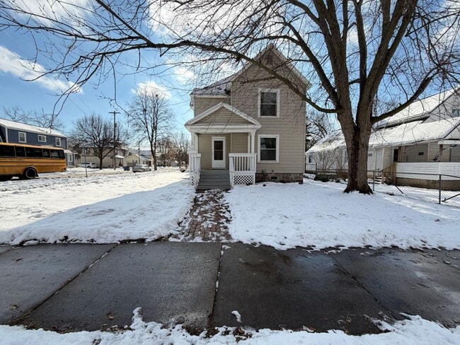 Building Photo - 3 Bedroom Home on NW Side of Grand Rapids