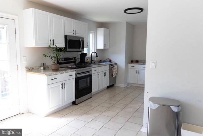 Photo - 325 Londontown Rd