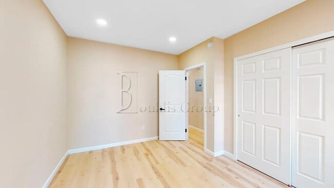 ** GUT RENOVATED ** 3 BEDROOM ** PRIME ASTORIA ** 2 MIN TO N/W