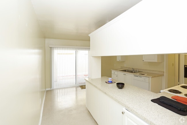 2BR, 1BA - 900 SF