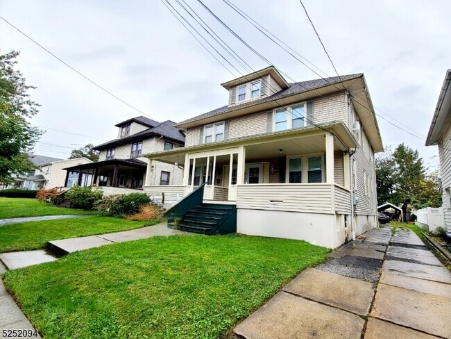 Photo - 254 W Franklin St