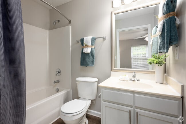2BR, 2BA - 1007SF - Second Bathroom