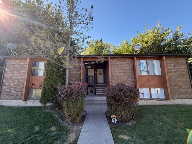 Photo - Beautiful Two Bedroom Apt; Salt Lake City, 1,000 sq ft; New Flooring Unidad 3372
