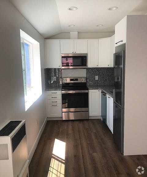 Kitchen with Granite countertops - 9020 Hillside St Rental