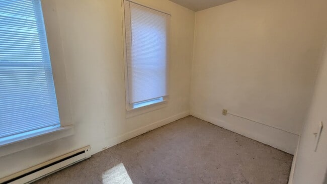 Photo - Great 1 bed 1 bath lower level unit in Duplex!