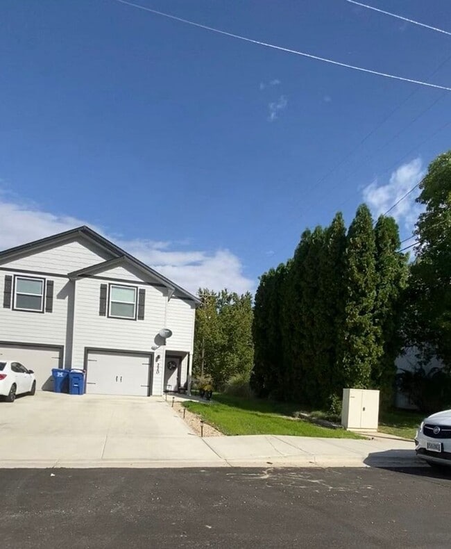 Photo - 220 Maple St