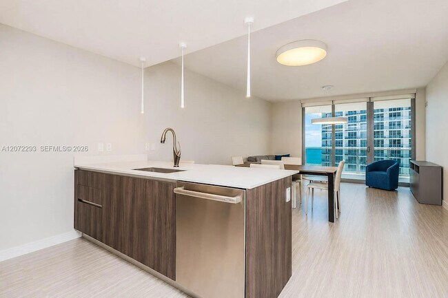 488 NE 18th St Unit 4406