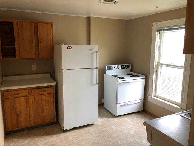 Building Photo - 1016 3rd Ave Unit 3 Rental