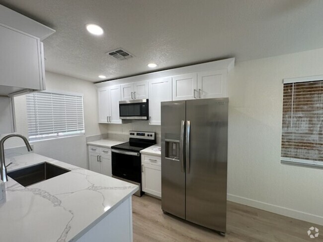 Building Photo - **STUNNING RENOVATED 2 BEDROOM/2 BATHROOM ... Rental