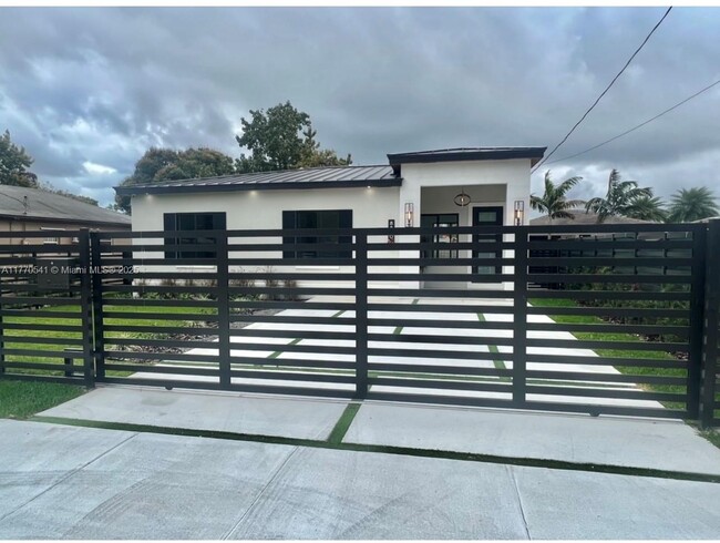 Building Photo - 8880 SW 126th Ter Rental