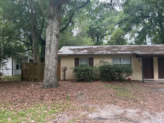 Building Photo - Beautiful 2/1 NW Gainesville with large yard Rental