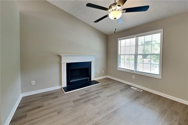 Photo - 110 Rockefeller Ln